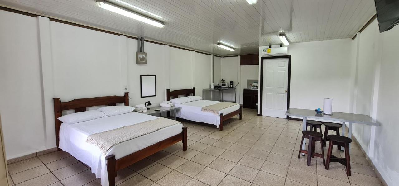 Sleep&Go! Cabina Cuadruple En Siquirres Centro - And Rafting Tour! Siqurres Da Alegria Exterior foto